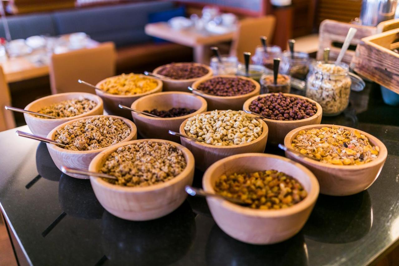 Sheraton Sopot Hotel Luaran gambar A selection of toppings at a salad bar