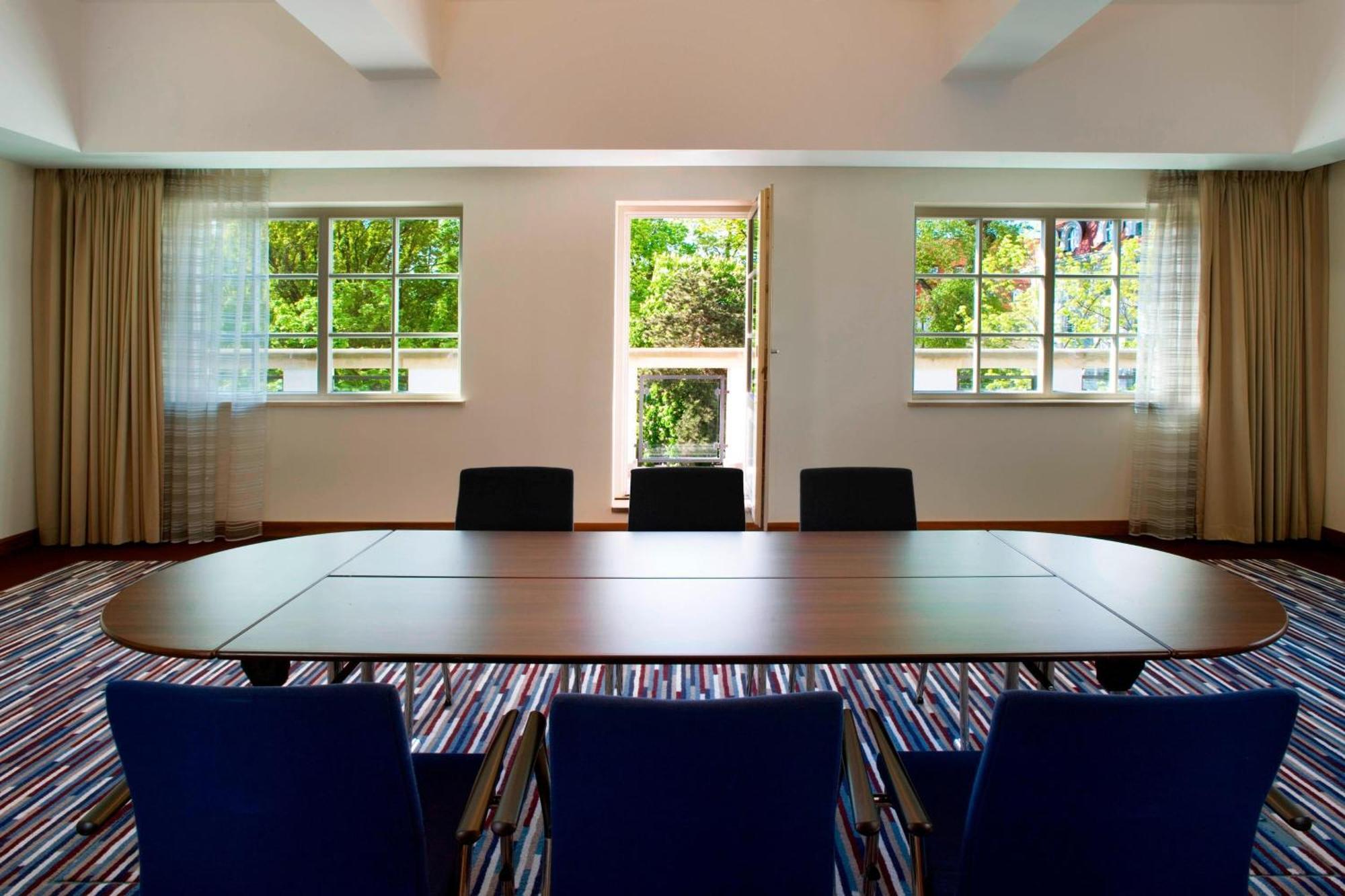 Sheraton Sopot Hotel Luaran gambar The boardroom at the Royal Society
