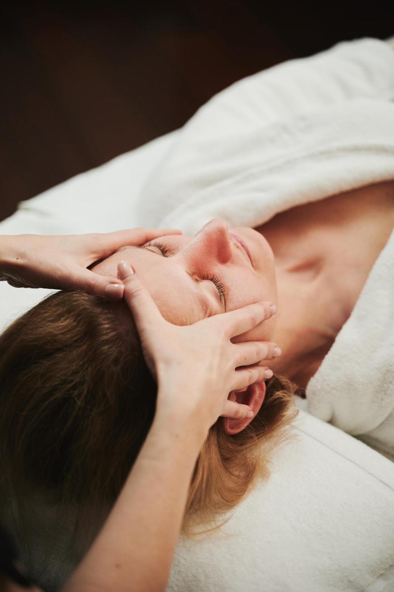 Sheraton Sopot Hotel Luaran gambar A woman receiving a facial massage