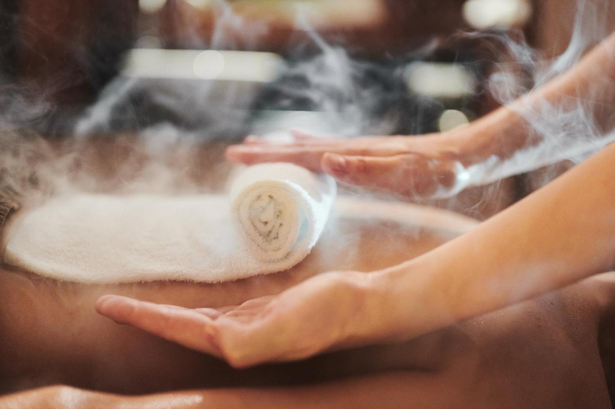 Sheraton Sopot Hotel Luaran gambar A hot stone massage